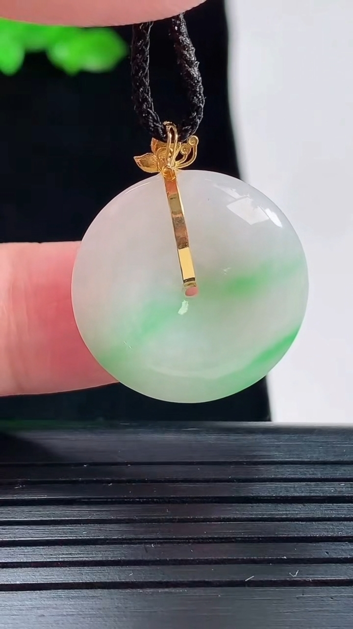 天然A货翡翠平安扣吊坠，尺寸26.6-22-5.8重量:5.77g
5月20日