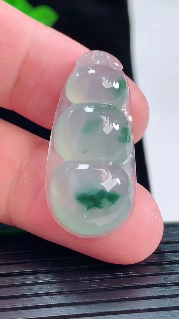 天然A货翡翠冰种飘花福豆镶嵌件，尺寸33.5-16-6.8重量:5.75g
5月20日