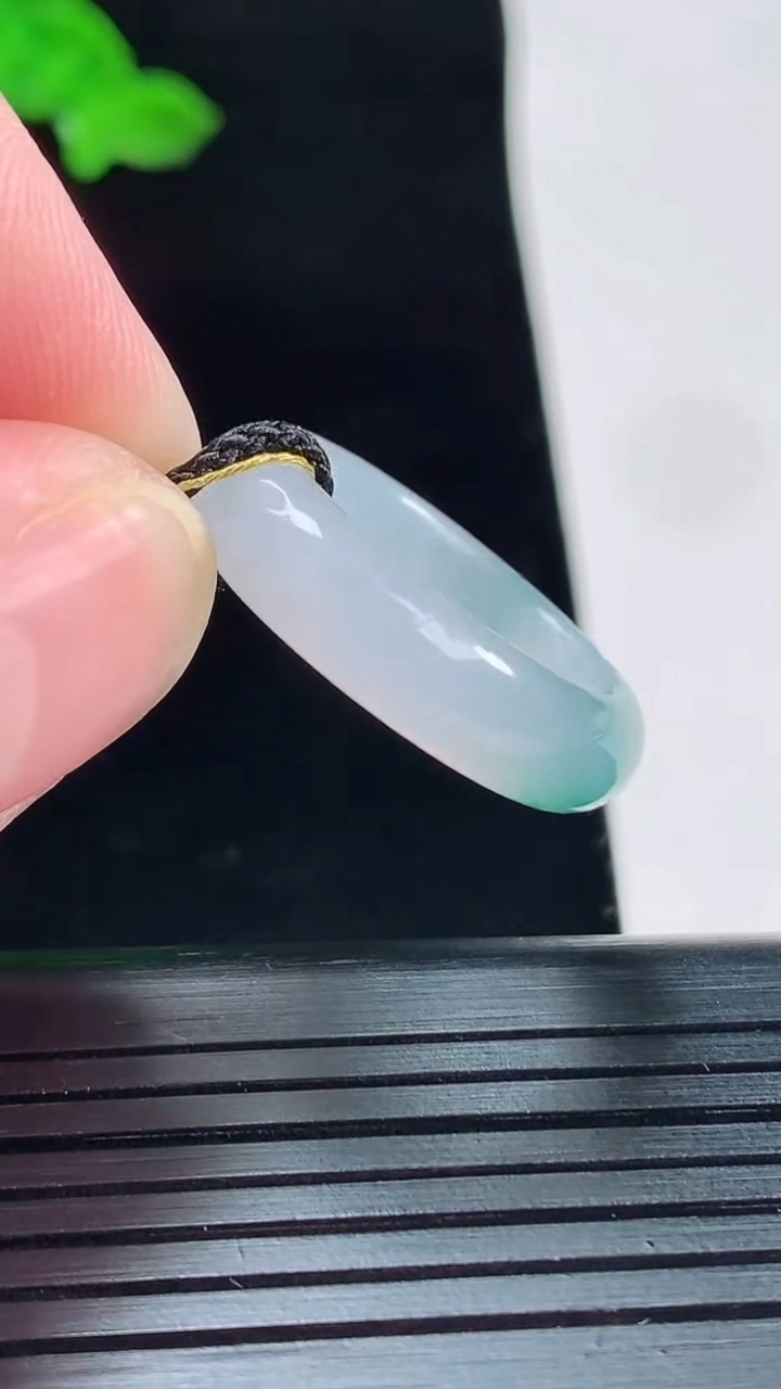 天然A货翡翠冰种飘花玉指环 戒指，尺寸17.5-5.6-3.8重量:3.87g2026年5月20日
工厂直销收藏佳品,种好水足，色泽均匀，有种有色，上手高大气！