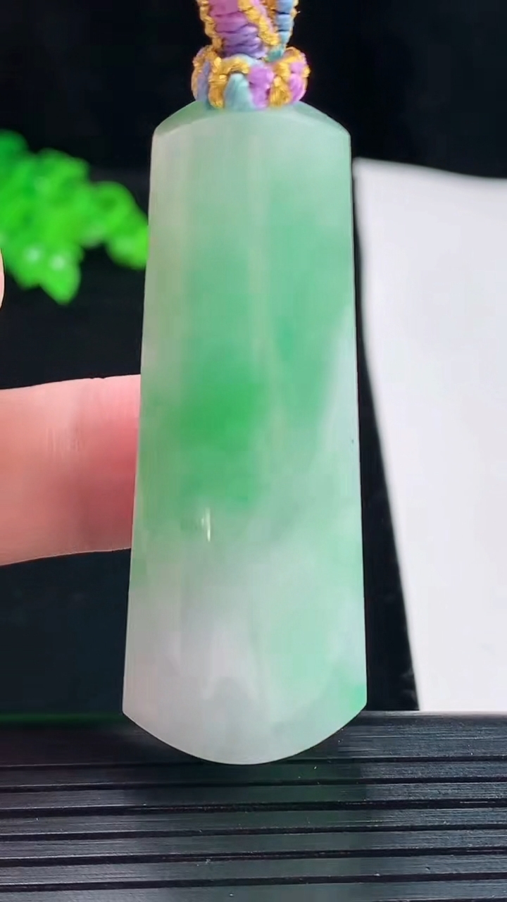天然A货翡翠平安柱吊坠，尺寸54-20.5-12重量:25.70g
5月20日