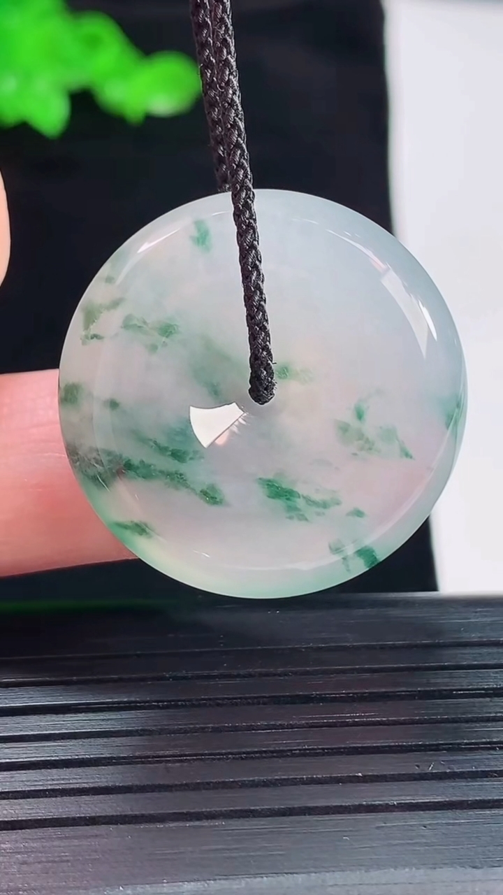 天然A货翡翠种飘花平安扣吊坠，尺寸28.5-6重量:10.00g
5月20日