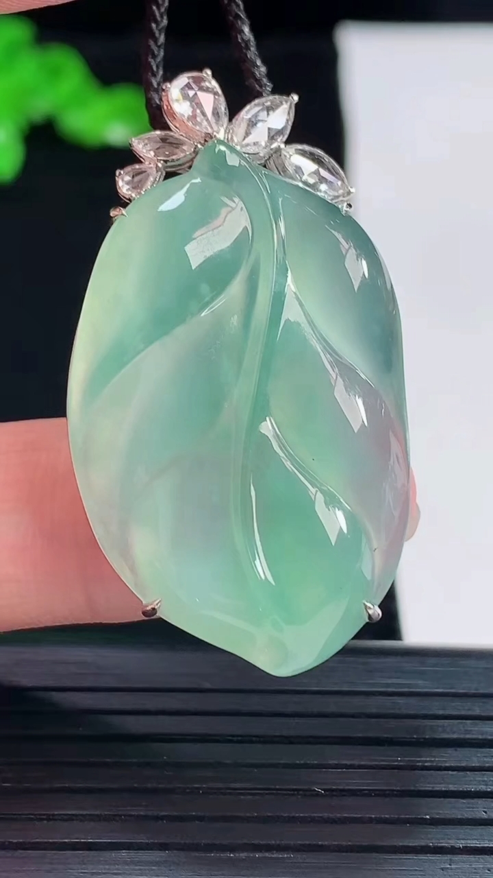 天然A货翡翠金枝玉叶 叶子吊坠，尺寸42-23.6-8，裸石35.8-24重量:9.85g
5月20