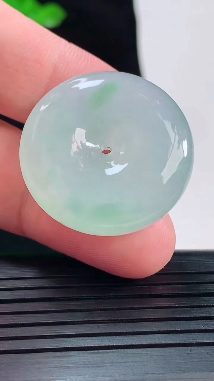 天然A货翡翠平安扣吊坠，尺寸29.5-8.2重量:15.46g
5月20日