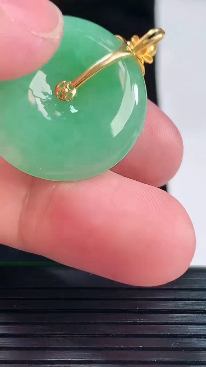天然A货翡翠平安扣吊坠，尺寸35.2-28-5.6重量:10.13g
5月20日