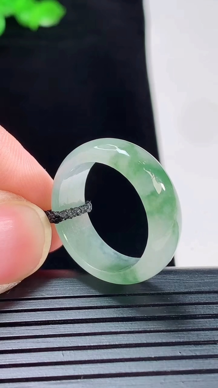 天然A货翡翠飘花玉指环 戒指，尺寸18.5-7-3重量:3.84g2026年5月20日
工厂直销收藏
