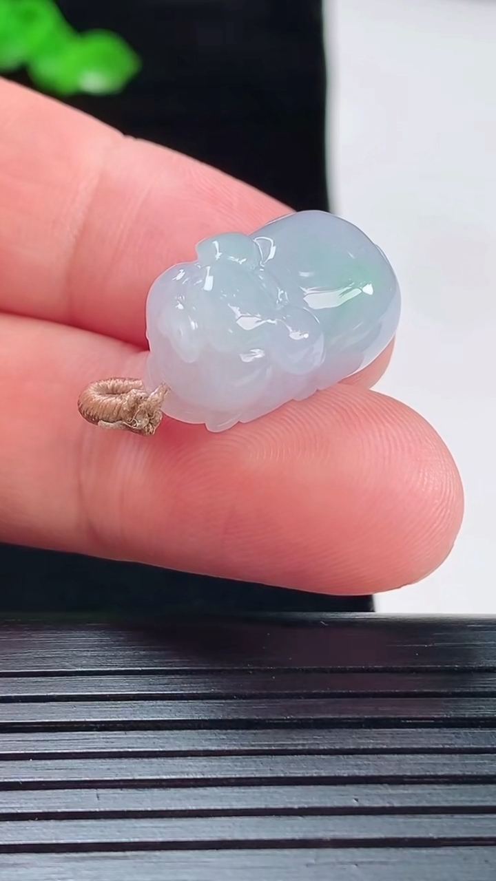 天然A货翡翠春带彩 紫罗兰生肖猪吊坠，尺寸20-12-11.5重量:5.73g
5月20日