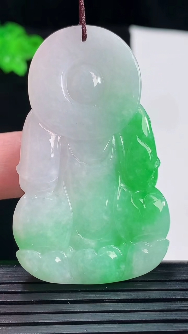 天然A货翡翠正装观音吊坠，尺寸55-33-5.6重量:22.66g
5月20日