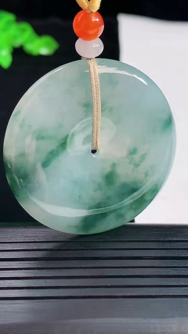 天然A货翡翠飘花平安扣吊坠，尺寸40-5.6重量:20.68g
5月20日