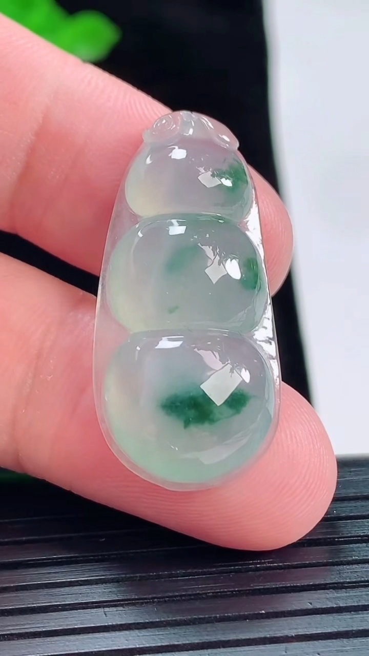 天然A货翡翠冰种飘花福豆镶嵌件，尺寸33.5-16-6.8重量:5.75g
5月20日