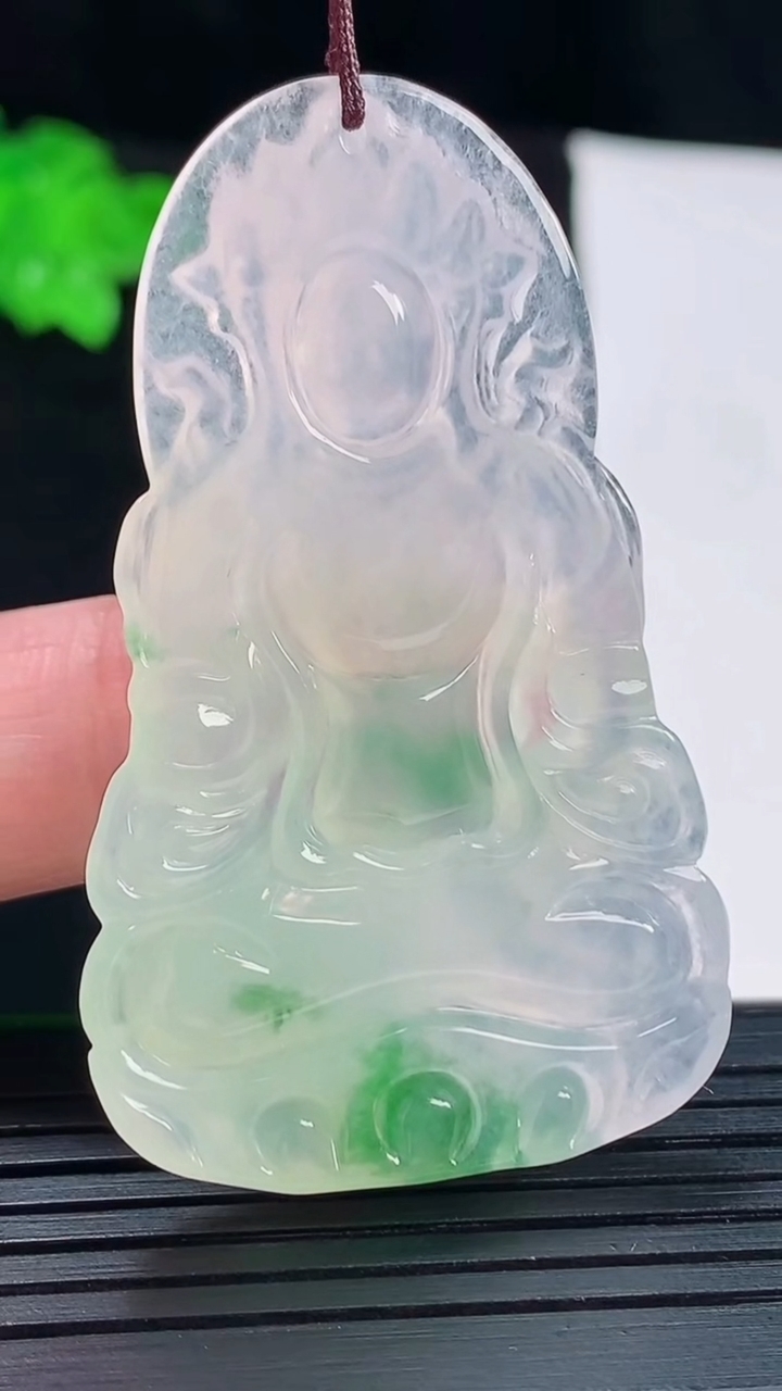 天然A货翡翠度母菩萨吊坠，尺寸54-32.5-5.2重量:15.78g
5月20日
