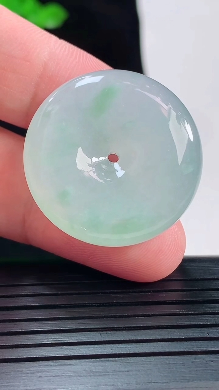 天然A货翡翠平安扣吊坠，尺寸29.5-8.2重量:15.46g
5月20日