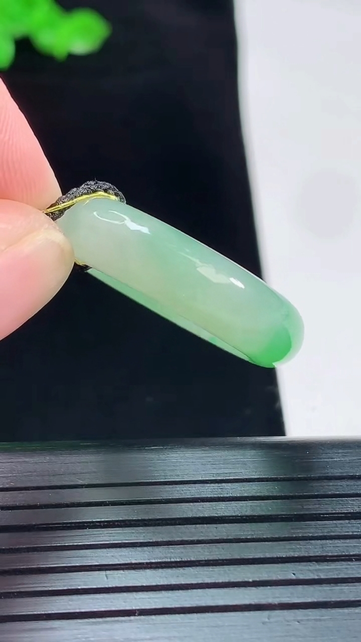 天然A货翡翠玉指环 戒指，尺寸20-6.6-4重量:5.96g2026年5月20日
工厂直销收藏佳品,种好水足，色泽均匀，有种有色，上手高大气！