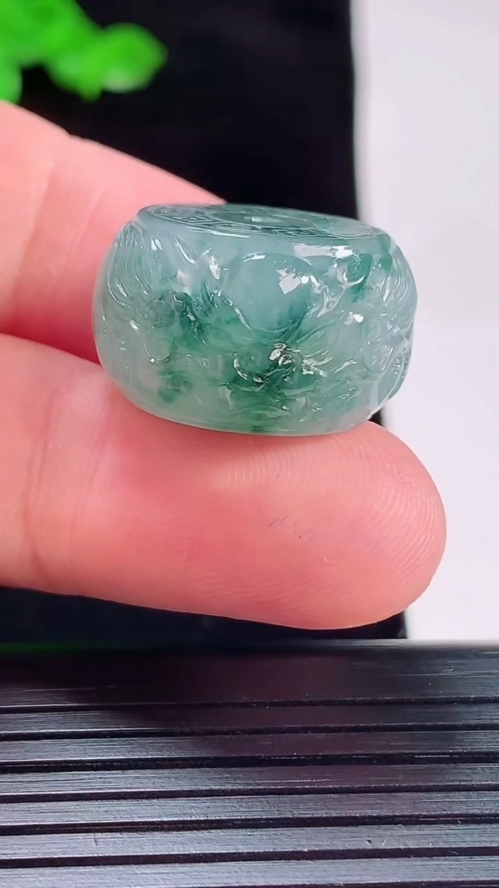 天然A货翡翠飘花雕龙路路通吊坠，尺寸22-13重量:13.57g
5月20日