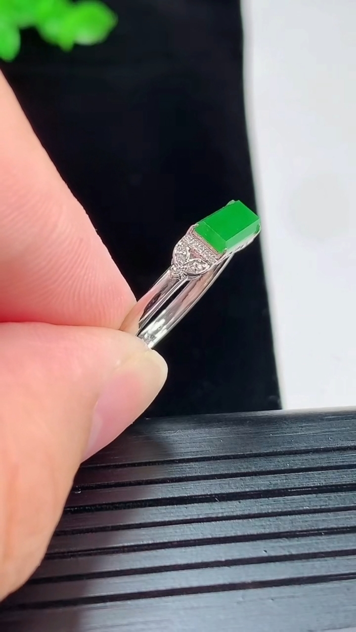 天然A货翡翠马鞍戒指，尺寸18-9-4-3.5重量:1.39g2026年5月20日
工厂直销收藏佳品,种好水足，色泽均匀，有种有色，上手高大气！