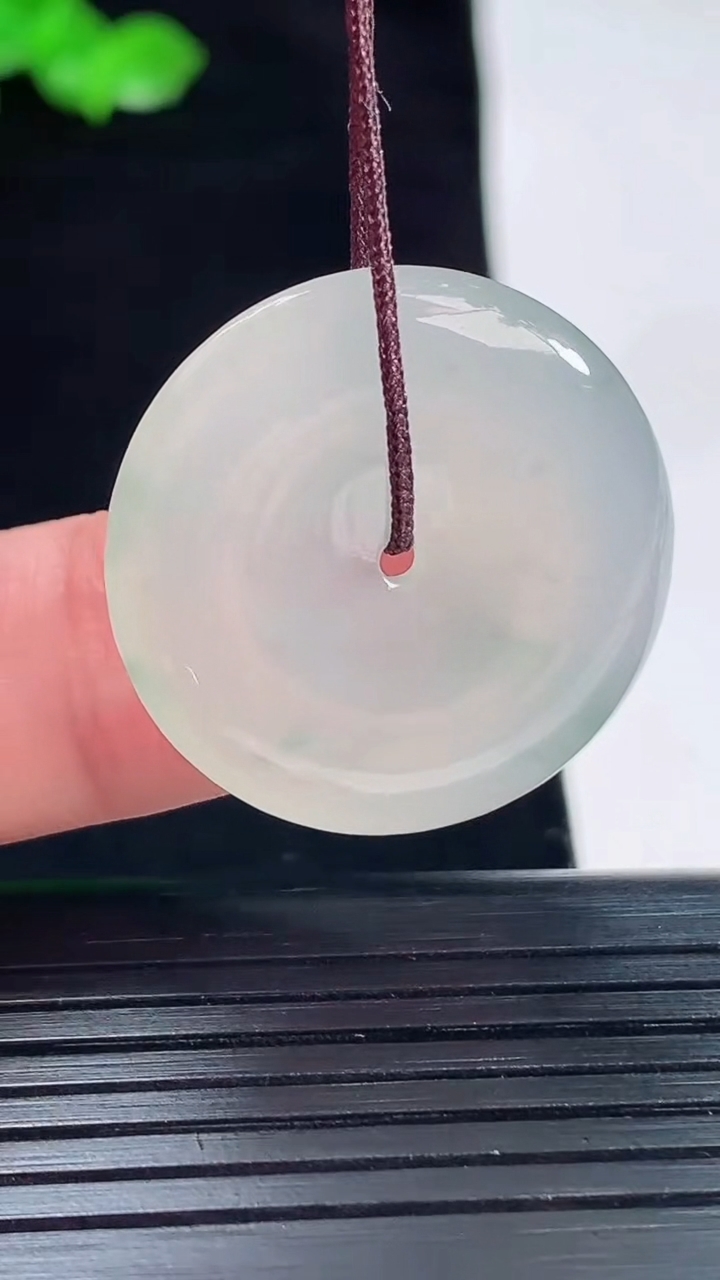 天然A货翡翠飘花平安扣吊坠，尺寸26-4.5重量:6.67g
5月20日