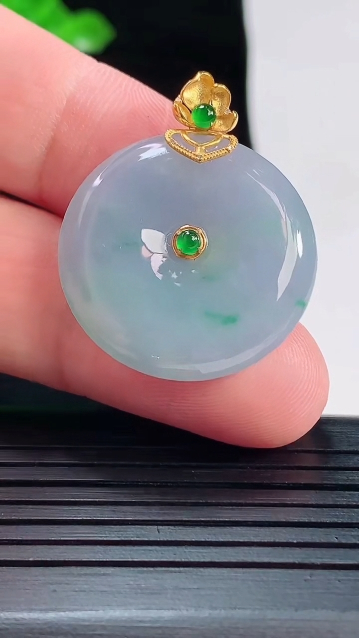 天然A货翡翠18k金春带彩 紫罗兰平安扣吊坠，尺寸32.5-26-4.8重量:7.33g
5月20日