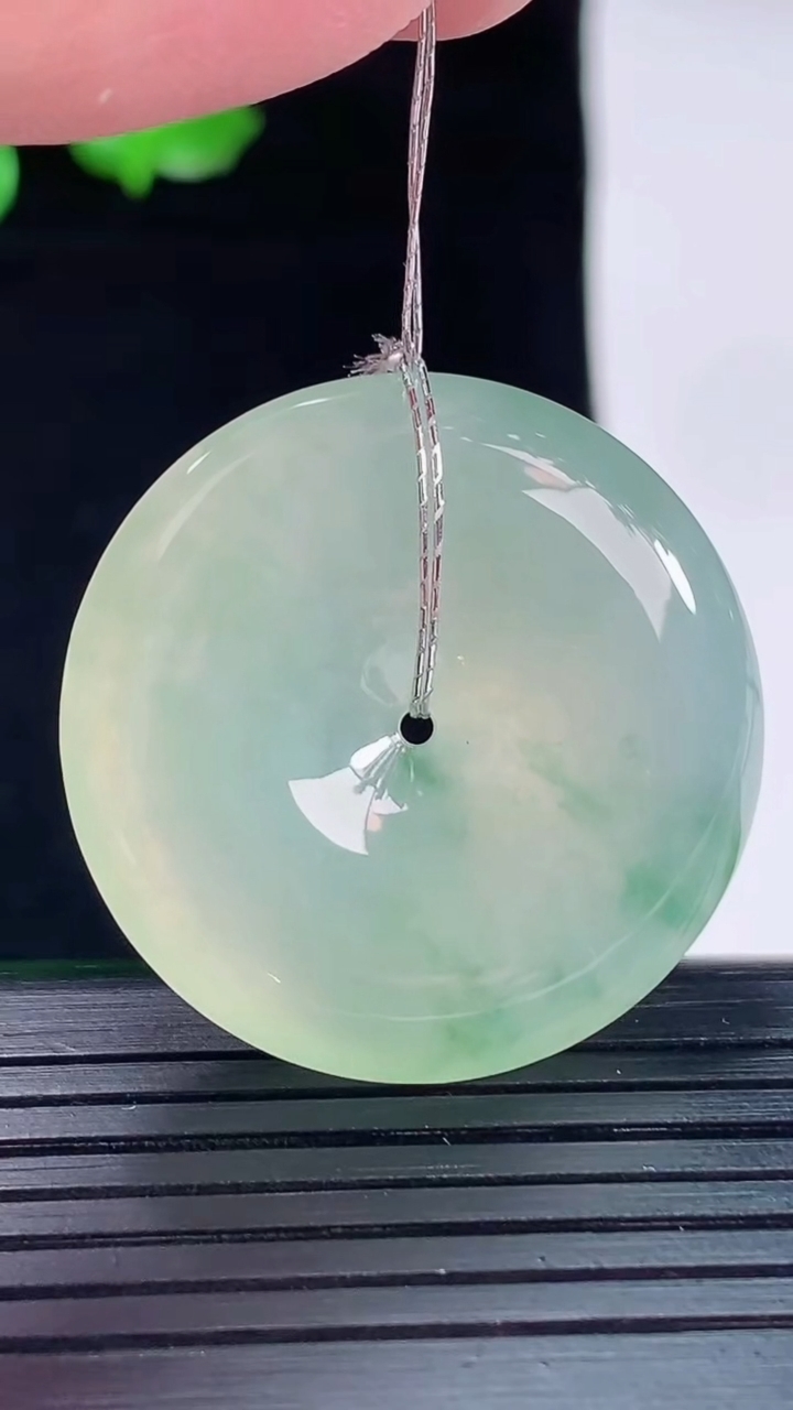 天然A货翡翠种飘花平安扣吊坠，尺寸31-7重量:13.98g
5月20日