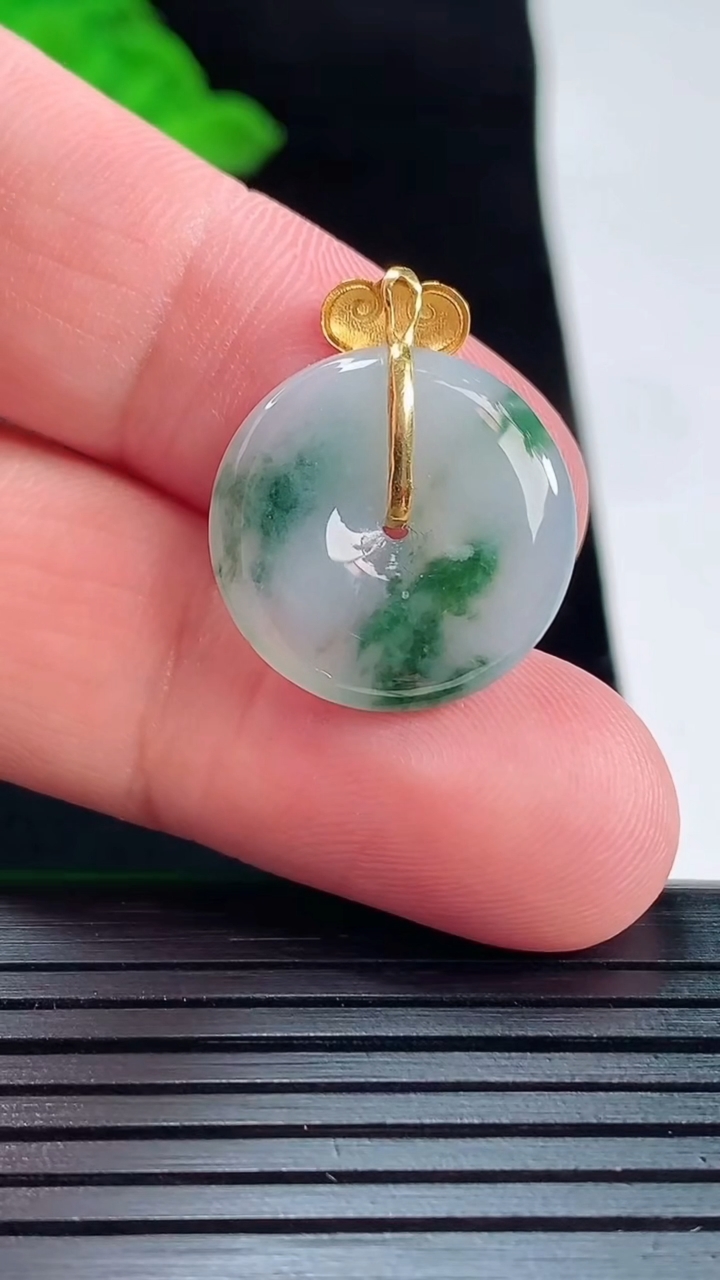 天然A货翡翠种飘花平安扣吊坠，尺寸23-19-4重量:3.14g
5月20日