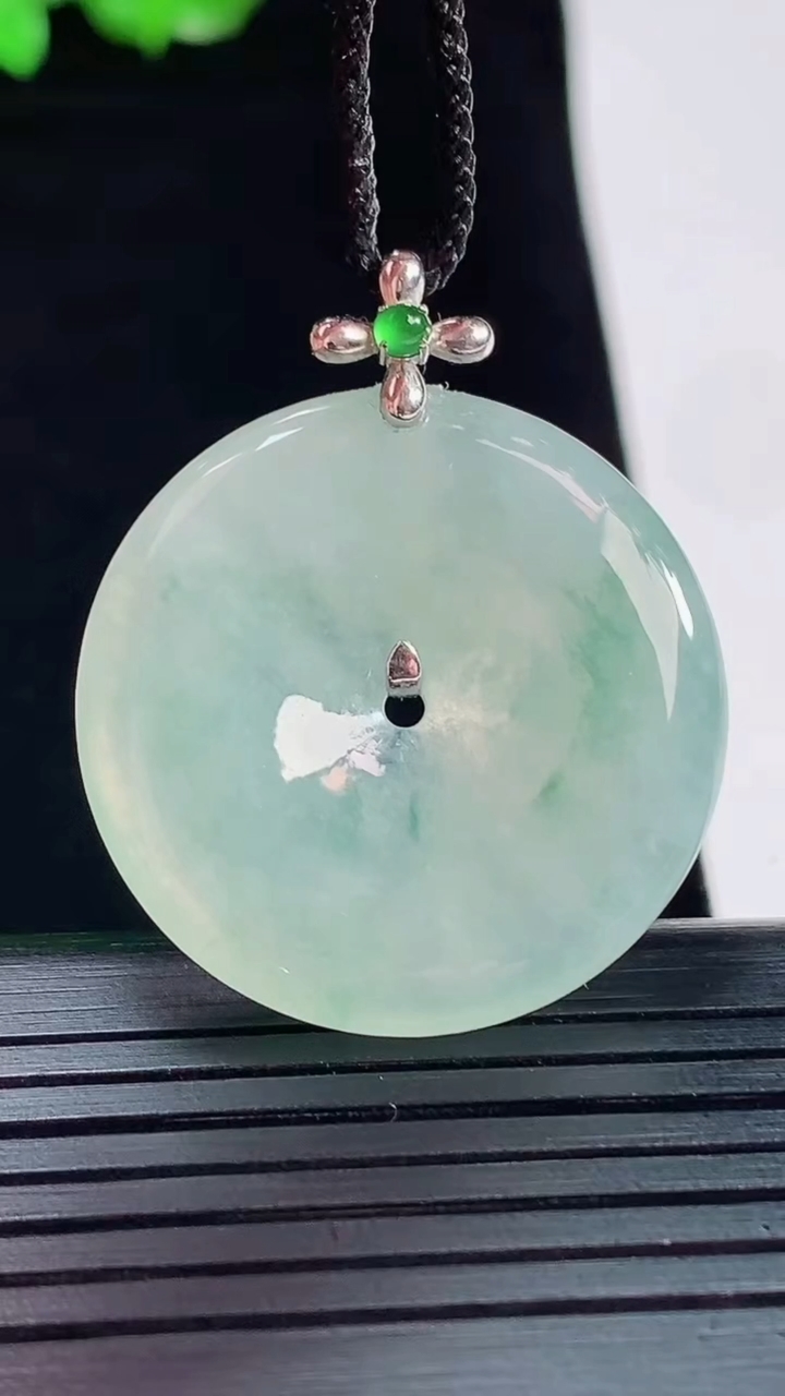 天然A货翡翠18k金飘花平安扣吊坠，尺寸35-29-5重量:9.50g
5月20日