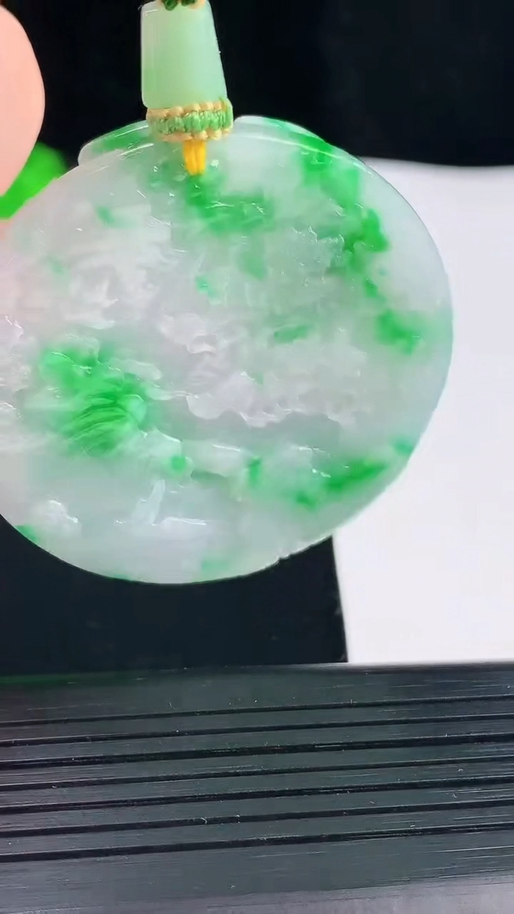 天然A货翡翠山水牌吊坠，尺寸49-9重量:54.80g
5月20日