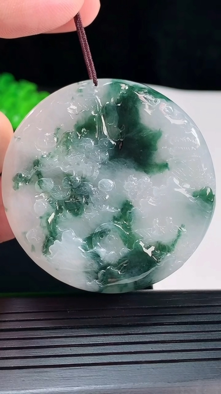 天然A货翡翠牌吊坠，尺寸50.5-6重量:34.09g
5月20日