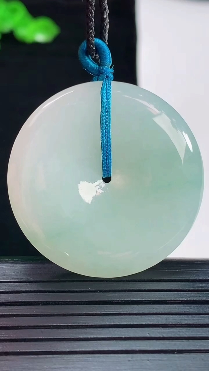 天然A货翡翠平安扣吊坠，尺寸36-6重量:16.02g
5月20日