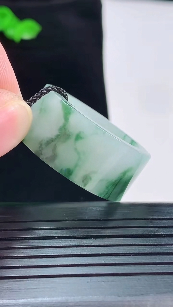 天然A货翡翠飘花素面玉扳指，尺寸22.6-13-4重量:14.30g2026年5月20日
工厂直销收藏佳品,种好水足，色泽均匀，有种有色，上手高大气！