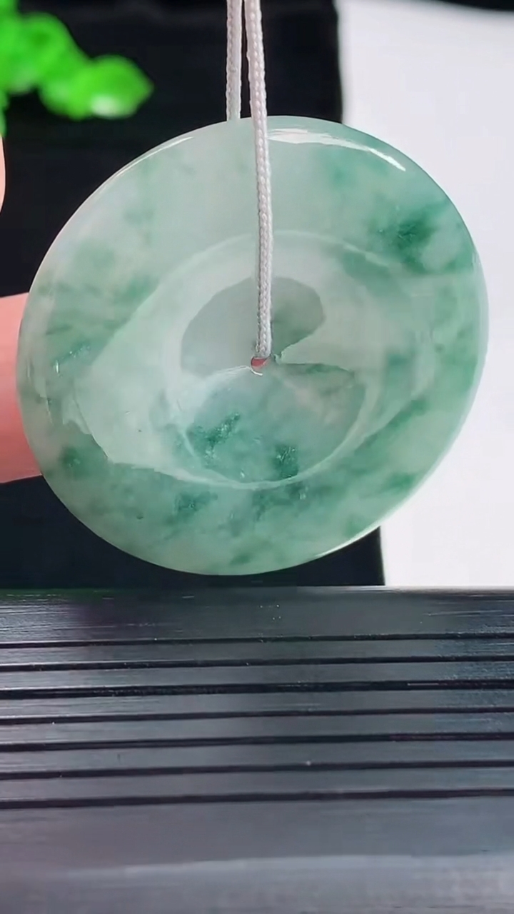天然A货翡翠飘花平安扣吊坠，尺寸38-5.5重量:16.86g
5月20日