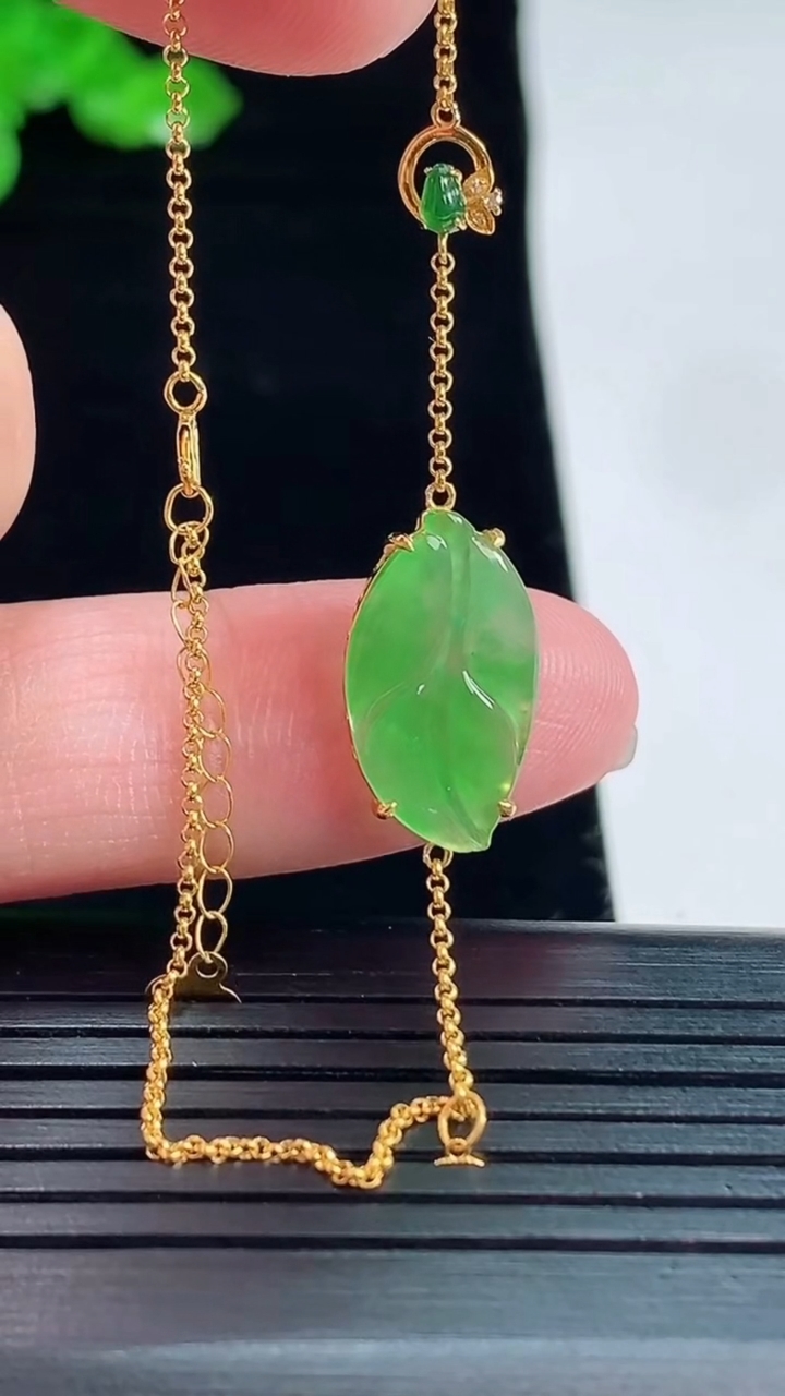 天然A货翡翠金枝玉叶 叶子手链，尺寸17-9-3重量:1.29g
5月20日
