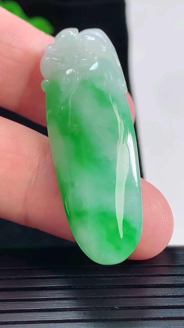 天然A货翡翠寿桃吊坠，尺寸47-16-12重量:13.75g
5月20日
