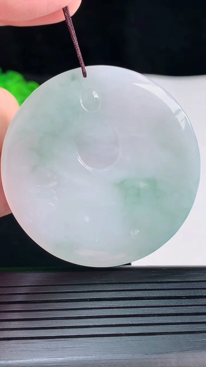 天然A货翡翠大日如来佛吊坠，尺寸50.5-7重量:36.00g
5月20日