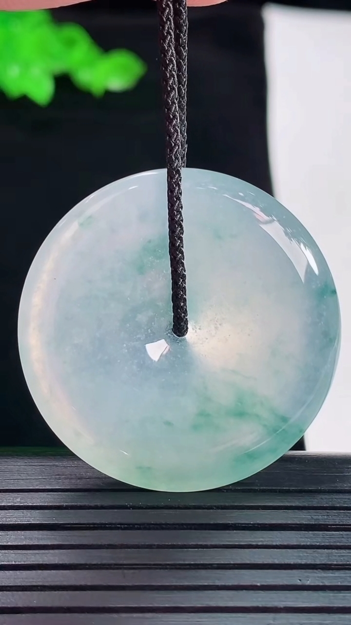 天然A货翡翠种飘花平安扣吊坠，尺寸35-5.3重量:13.73g
5月20日