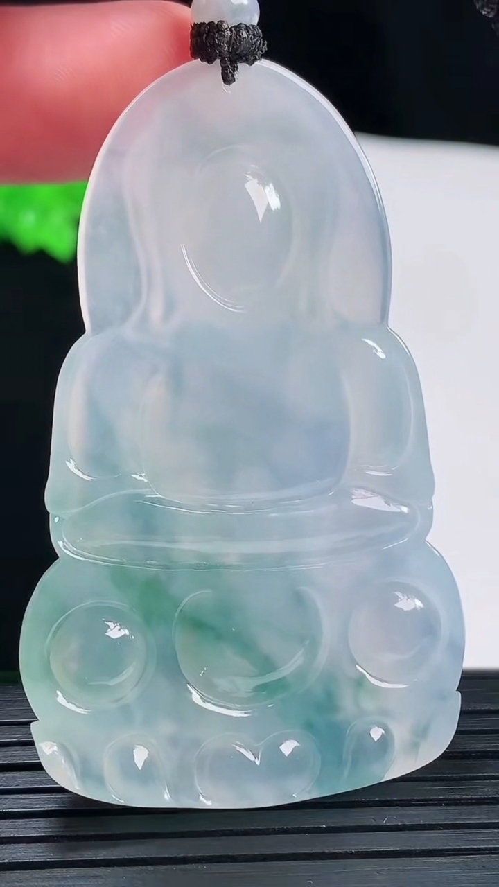 天然A货翡翠种飘花正装观音吊坠，尺寸60-37-5重量:25.88g
5月20日