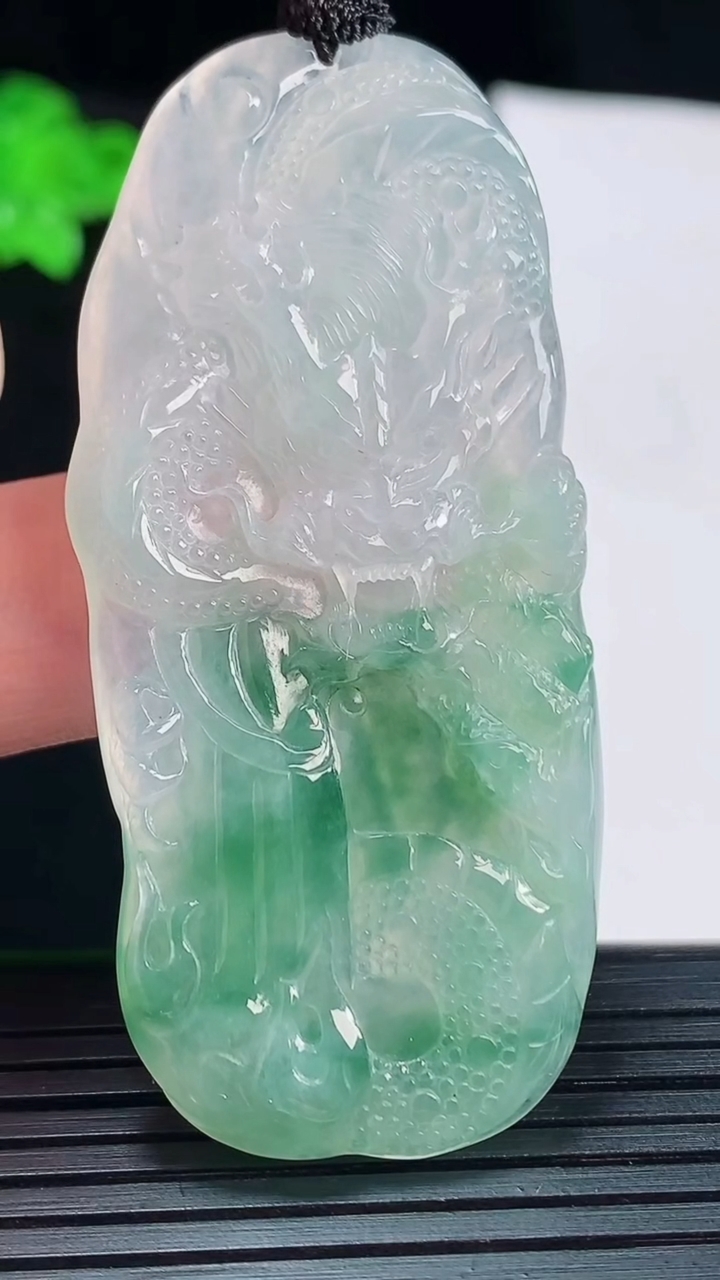 天然A货翡翠龙牌吊坠，尺寸61-26-4.6重量:21.21g
5月20日