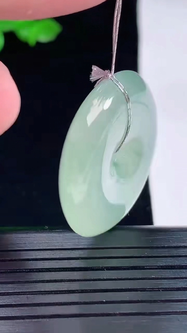 天然A货翡翠种飘花平安扣吊坠，尺寸31-7重量:13.98g
5月20日
