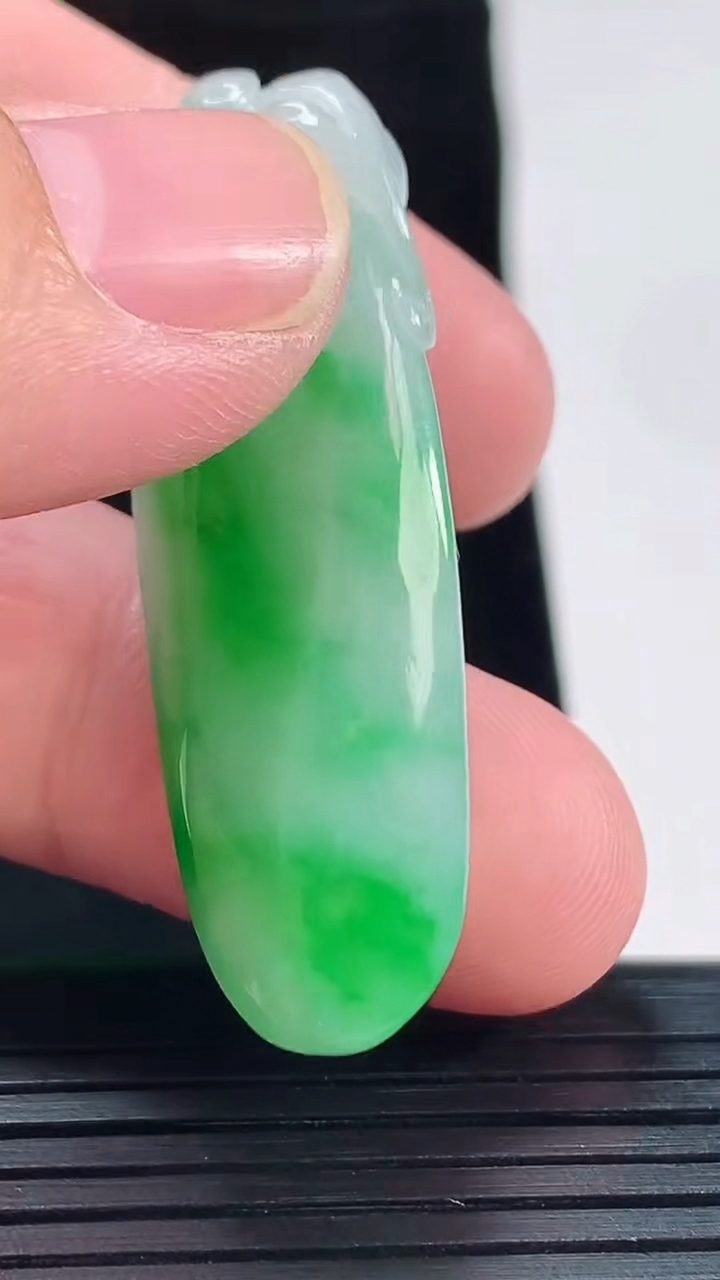 天然A货翡翠寿桃吊坠，尺寸47-16-12重量:13.75g
5月20日
