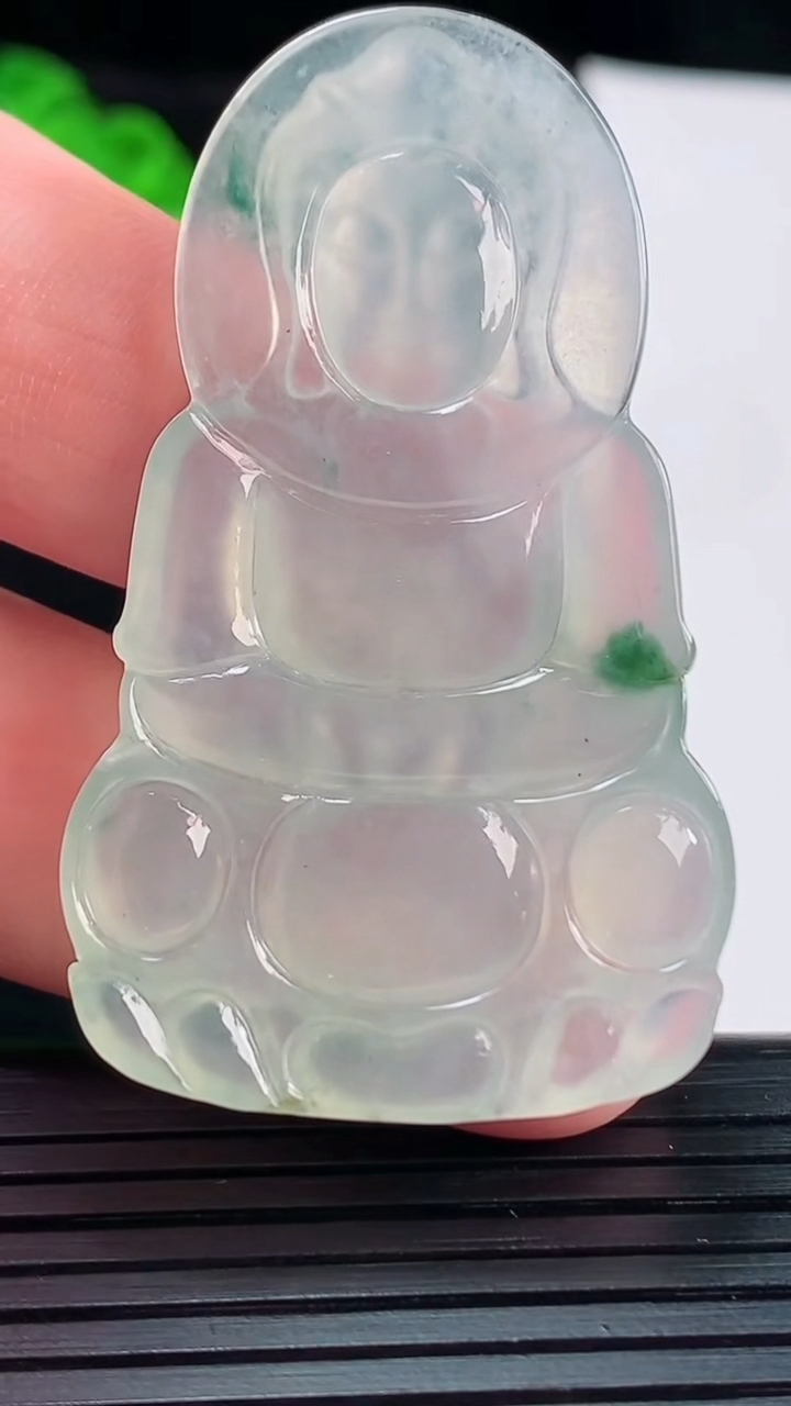 天然A货翡翠冰种飘花正装观音吊坠，尺寸51-30.5-4.6重量:11.79g
5月20日