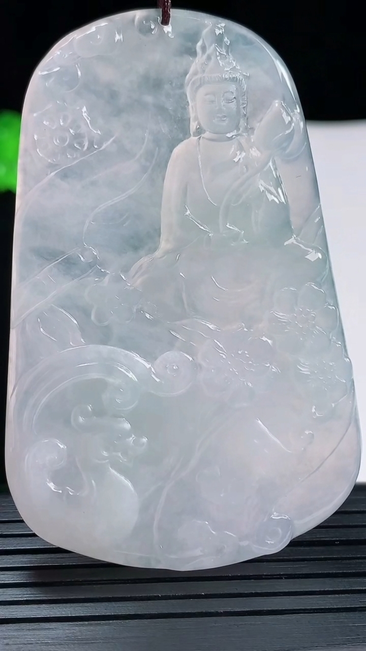 天然A货翡翠大势至菩萨吊坠，尺寸69-43-5.5重量:33.82g
5月20日