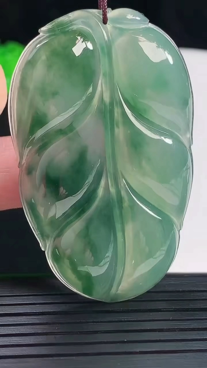 天然A货翡翠种飘花金枝玉叶 叶子吊坠，尺寸58-36.6-6.5重量:23.32g
5月20日