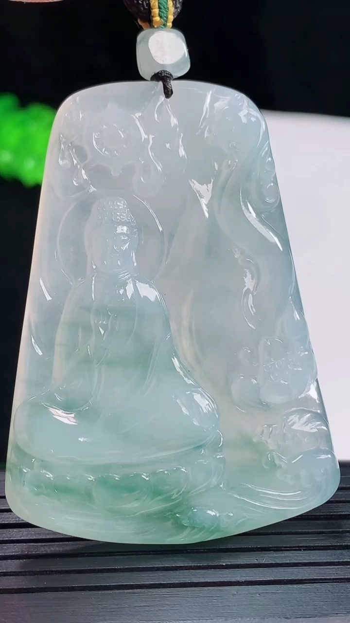 天然A货翡翠冰种飘花阿弥陀佛吊坠，尺寸58-42-5.6重量:33.02g
5月20日