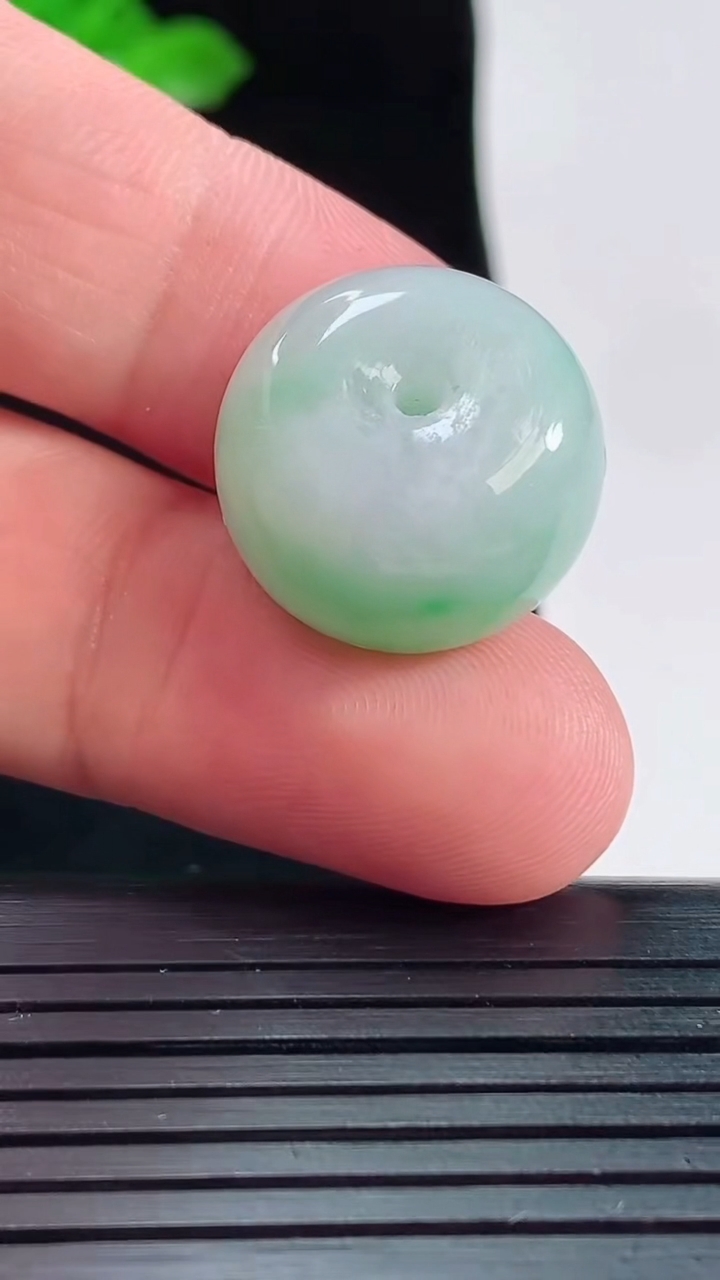 天然A货翡翠路路通吊坠，尺寸19-13重量:9.80g
5月20日