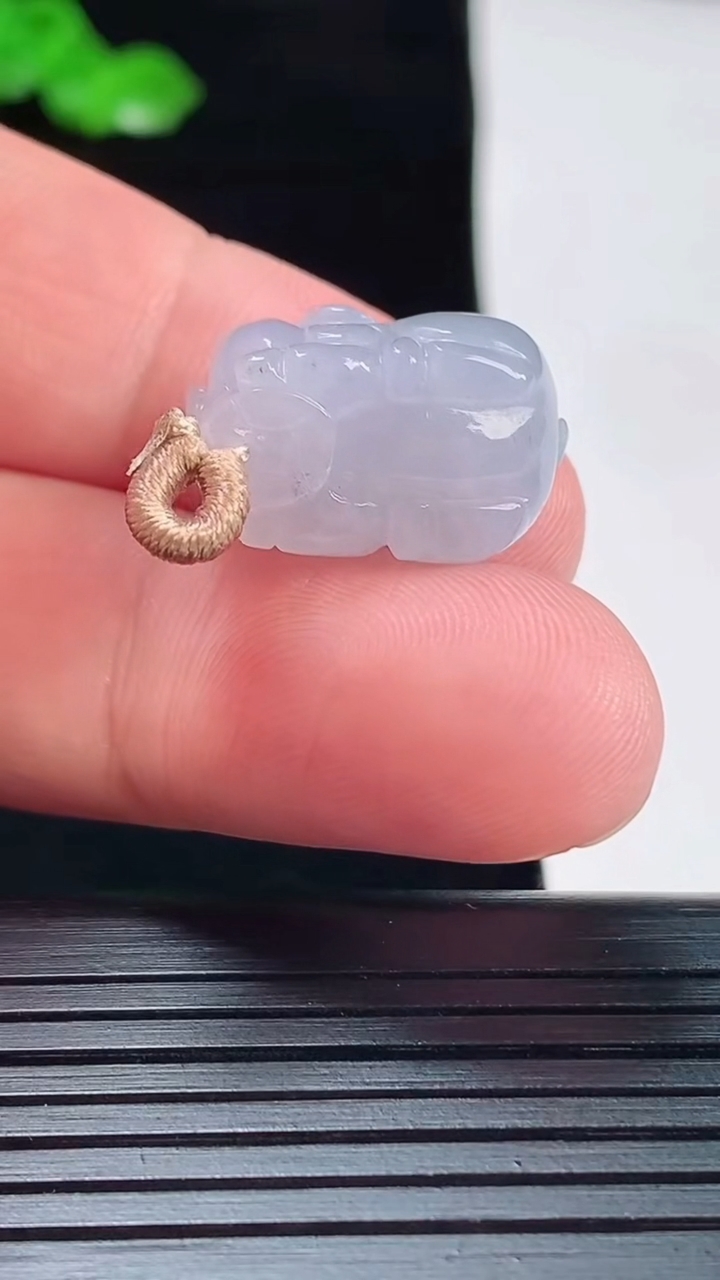 天然A货翡翠春带彩 紫罗兰生肖猪吊坠，尺寸20-12-11.5重量:5.73g
5月20日