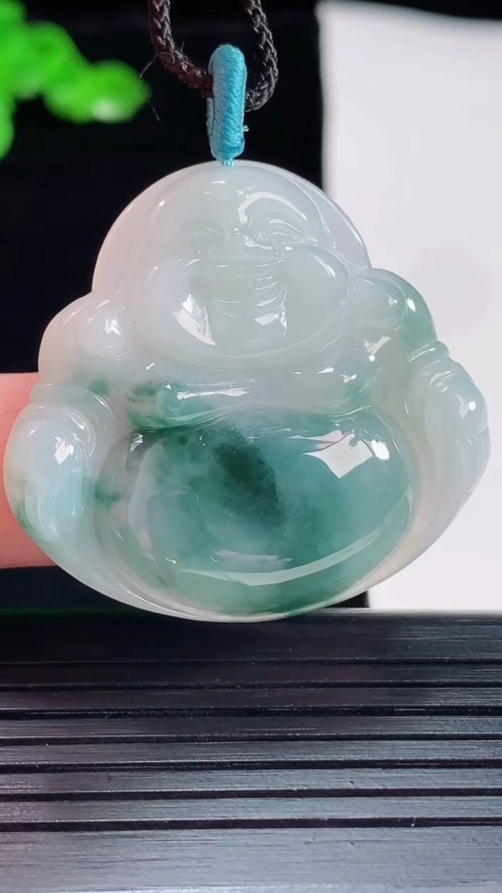 天然A货翡翠飘花佛公吊坠，尺寸34.5-37-5.6重量:10.95g
5月20日
