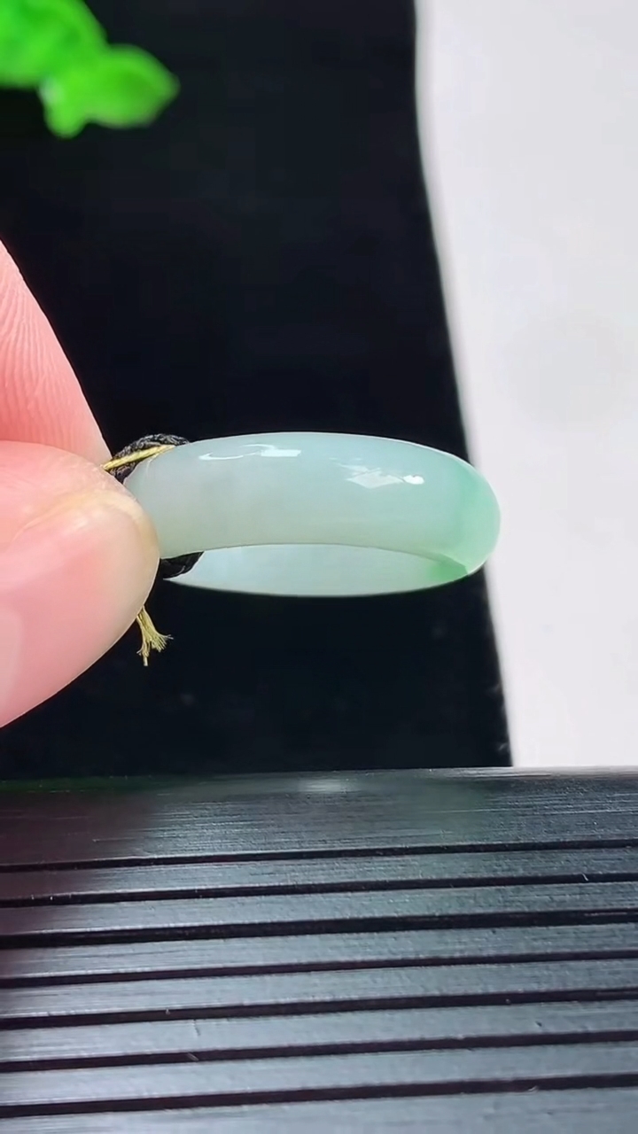 天然A货翡翠玉指环 戒指，尺寸16-6-3.6重量:4.11g2026年5月20日
工厂直销收藏佳品,种好水足，色泽均匀，有种有色，上手高大气！