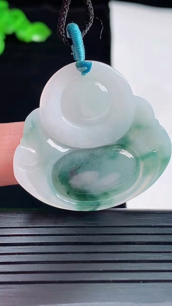 天然A货翡翠飘花佛公吊坠，尺寸34.5-37-5.6重量:10.95g
5月20日