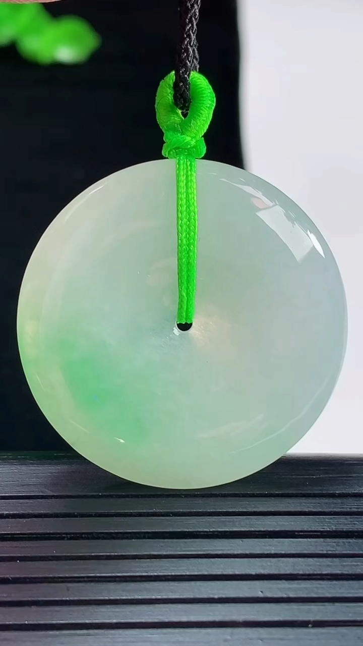 天然A货翡翠平安扣吊坠，尺寸32.5-5重量:11.66g
5月20日