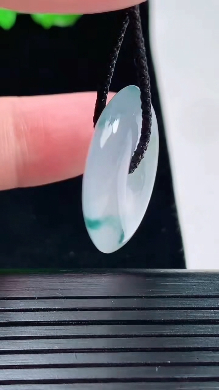 天然A货翡翠种紫罗兰 飘花平安扣吊坠，尺寸26-5.5重量:7.36g
5月20日