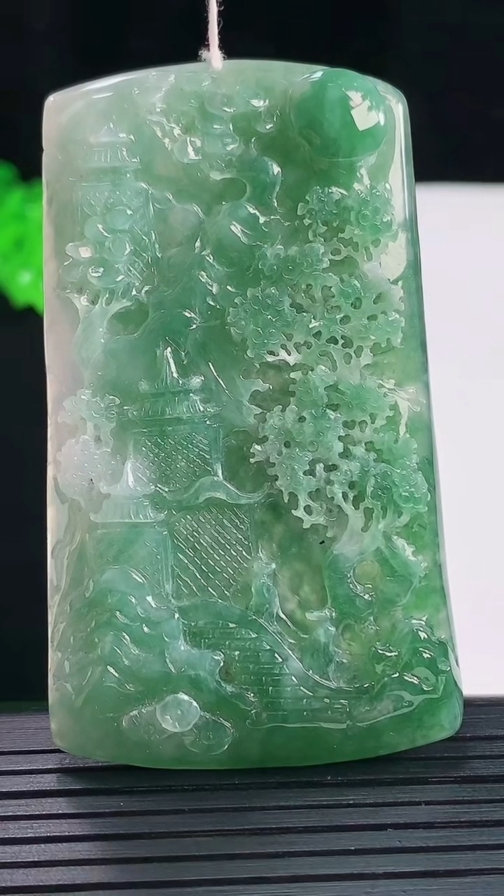 天然A货翡翠山水牌吊坠，尺寸65.5-38-5.2重量:27.98g
5月20日