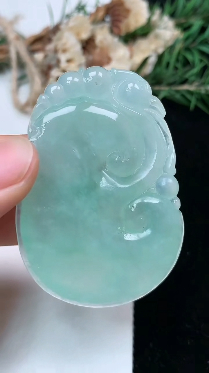 天然A货翡翠如意吊坠，尺寸51.9-36.6-7.5，重量:28.34g
5月20日
