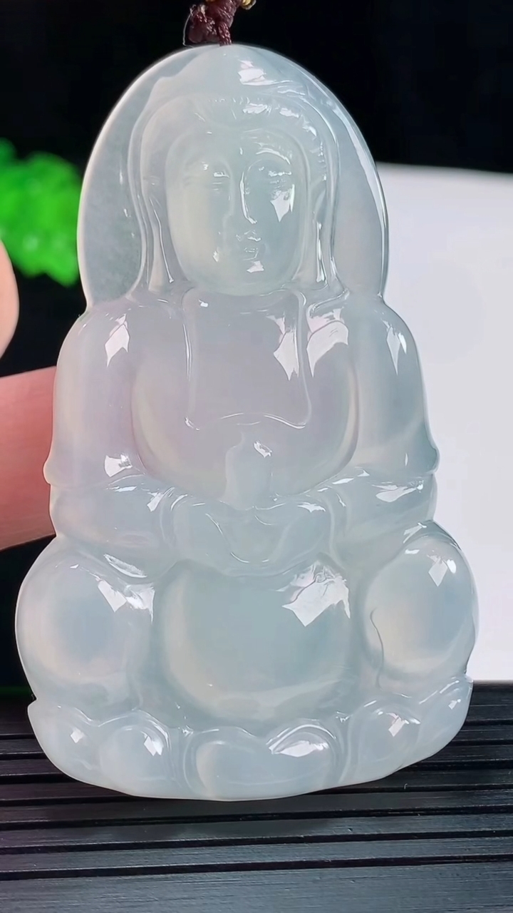 天然A货翡翠种白冰正装观音吊坠，尺寸65.5-40-5.5重量:26.26g
5月20日